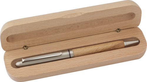 Un bolígrafo hecho de madera de bambú que presenta una punta de bolígrafo de metal - Little Tew - Lumpiaque