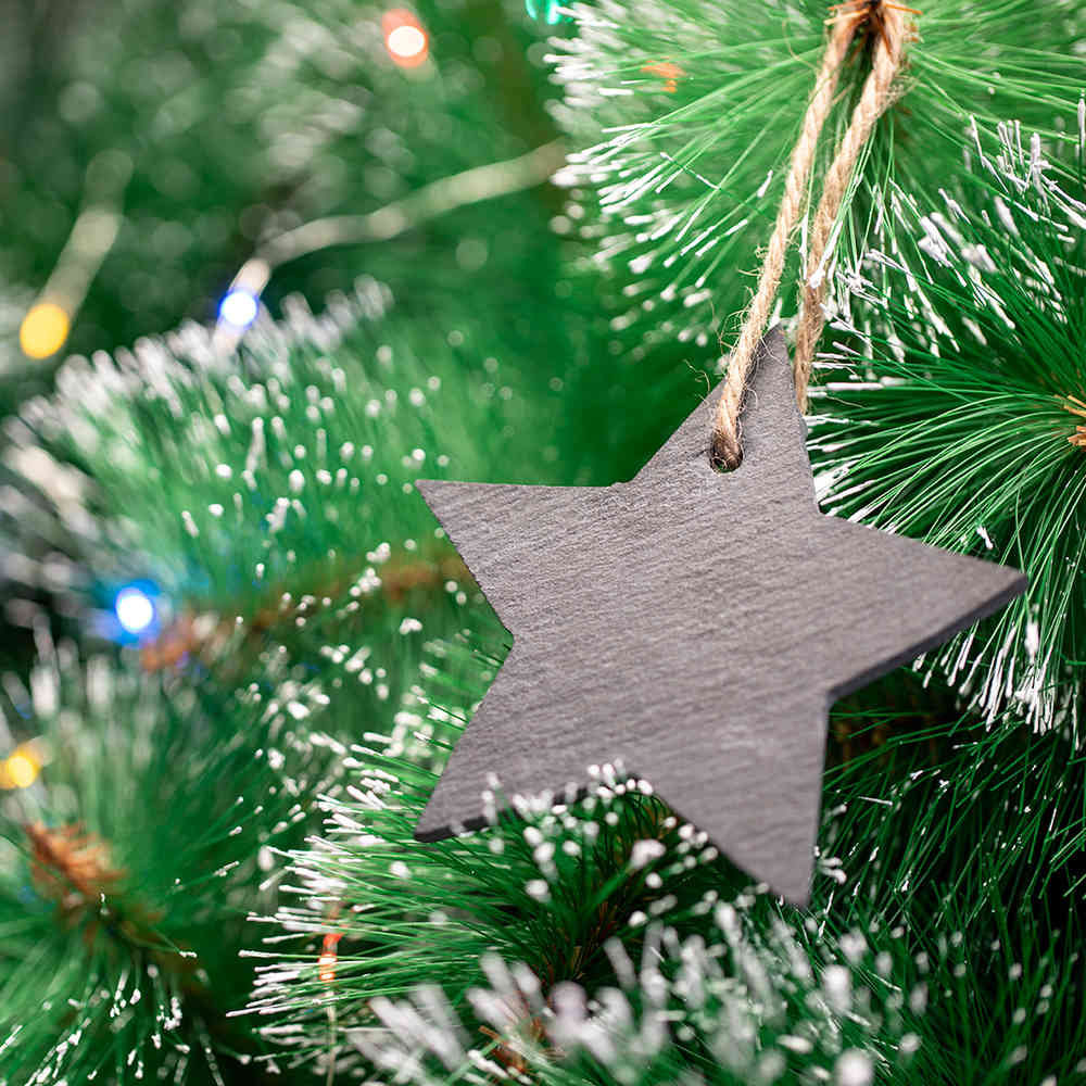 Adornos de Navidad de pizarra con diseños de árbol y estrella - Cabañas de Yepes